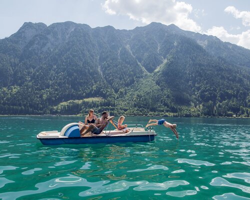 Familie fährt Tretboot am Achensee