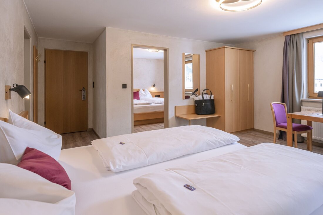 Hotelzimmer mit zwei Doppelbetten