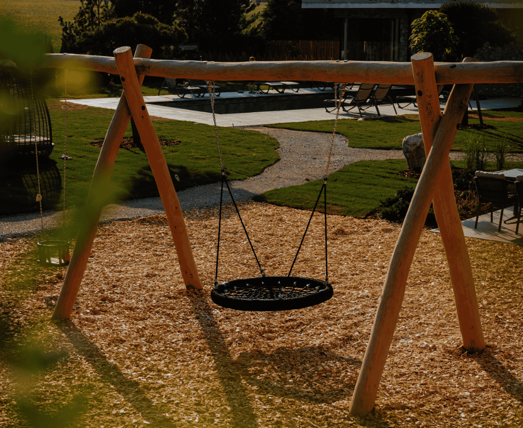 Korbschaukel im Spielplatz im Garten