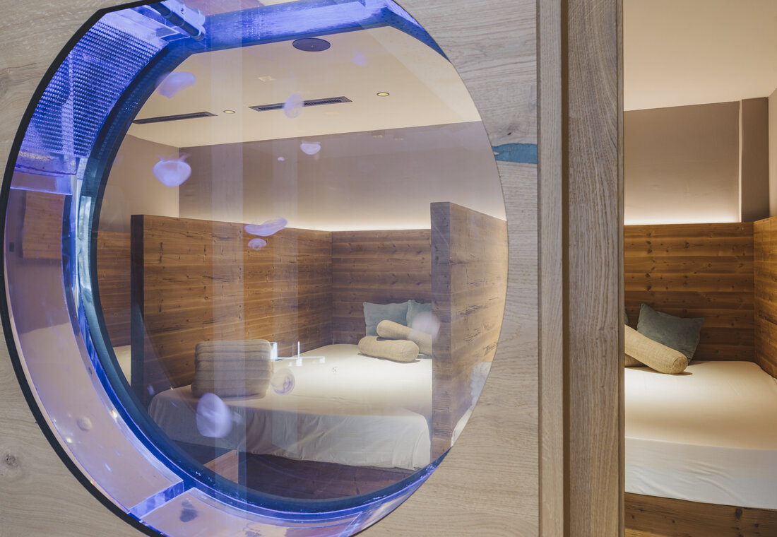 Quallenaquarium mit Ruheliegen