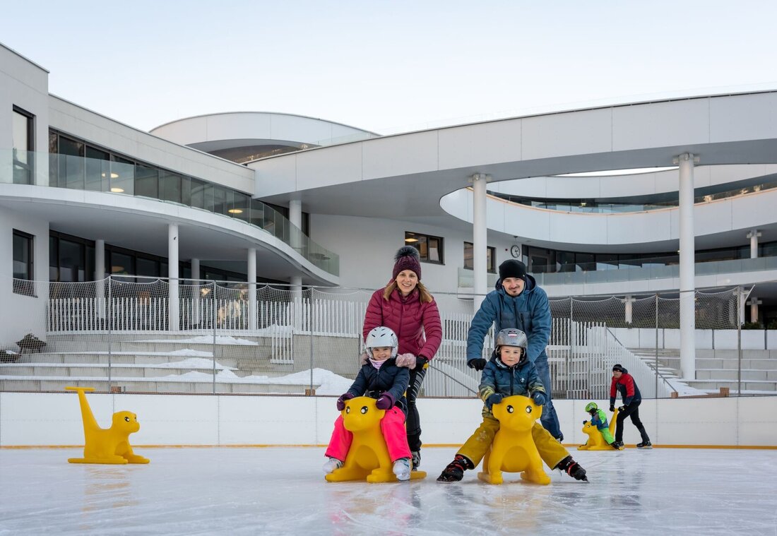 Familie beim Eislaufen