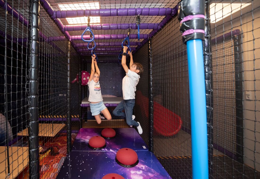 Zwei Kinder im Indoor Ninja Parkour