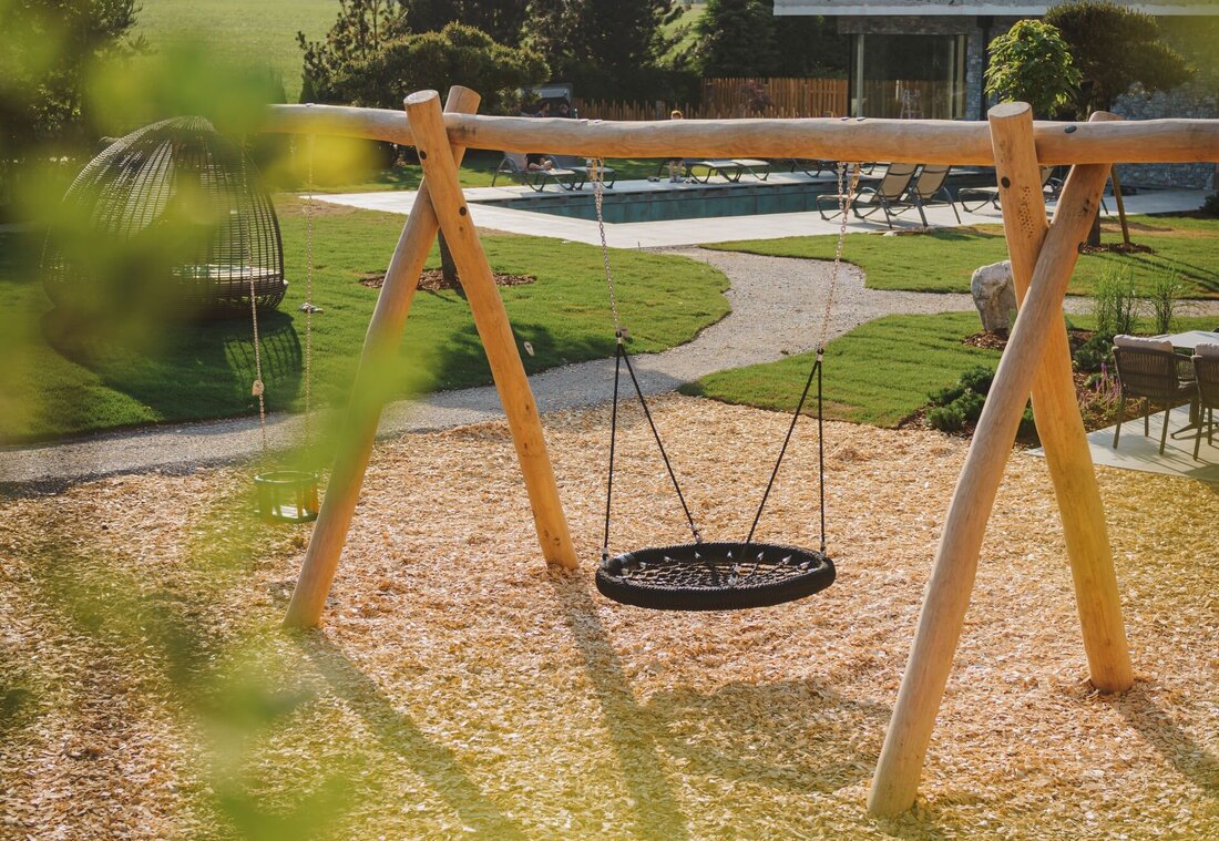 Korbschaukel im Spielplatz im Garten