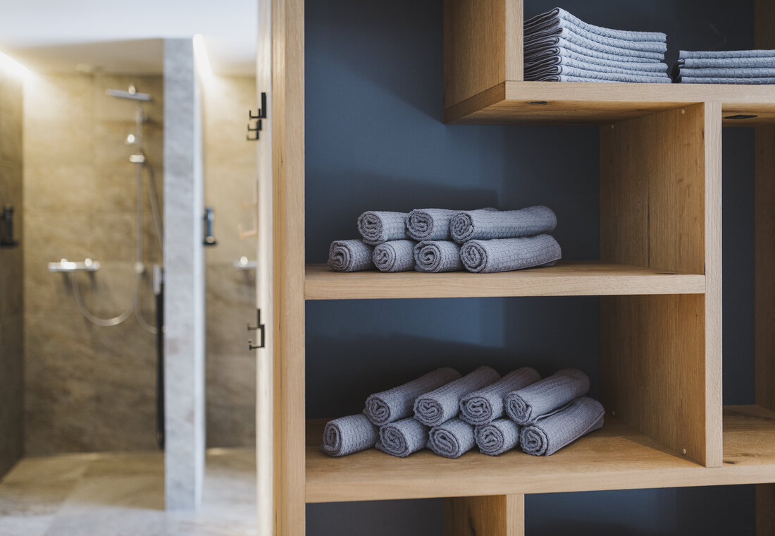 Dusche und Handtücher im Spa Bereich