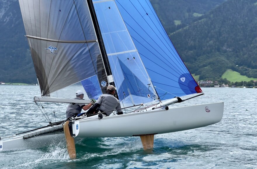 Zwei Männer auf einem Segelboot