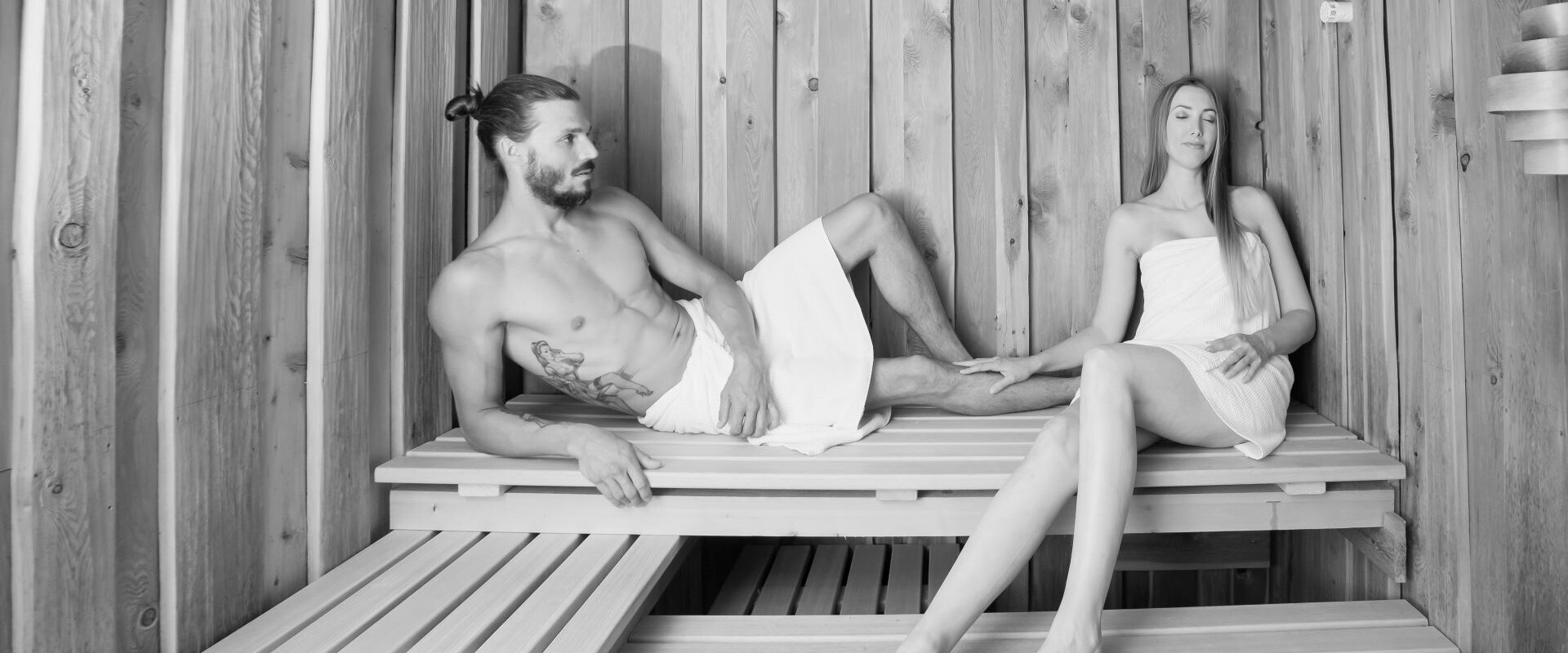 Frau und Mann in der Sauna