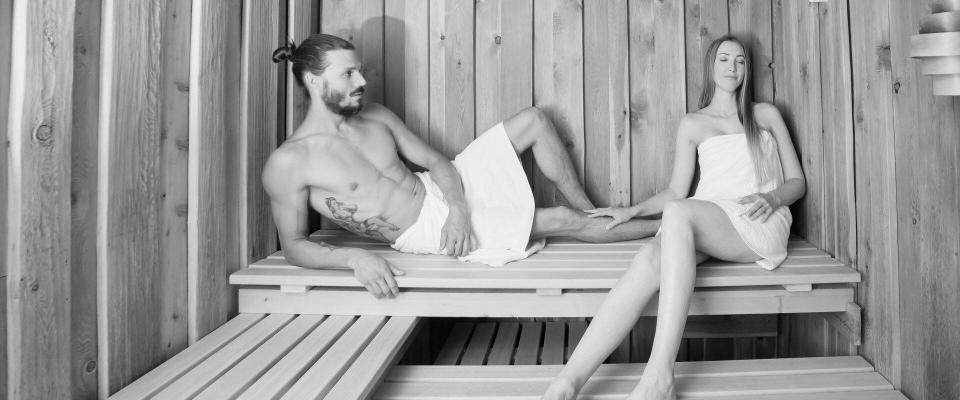 Frau und Mann in der Sauna