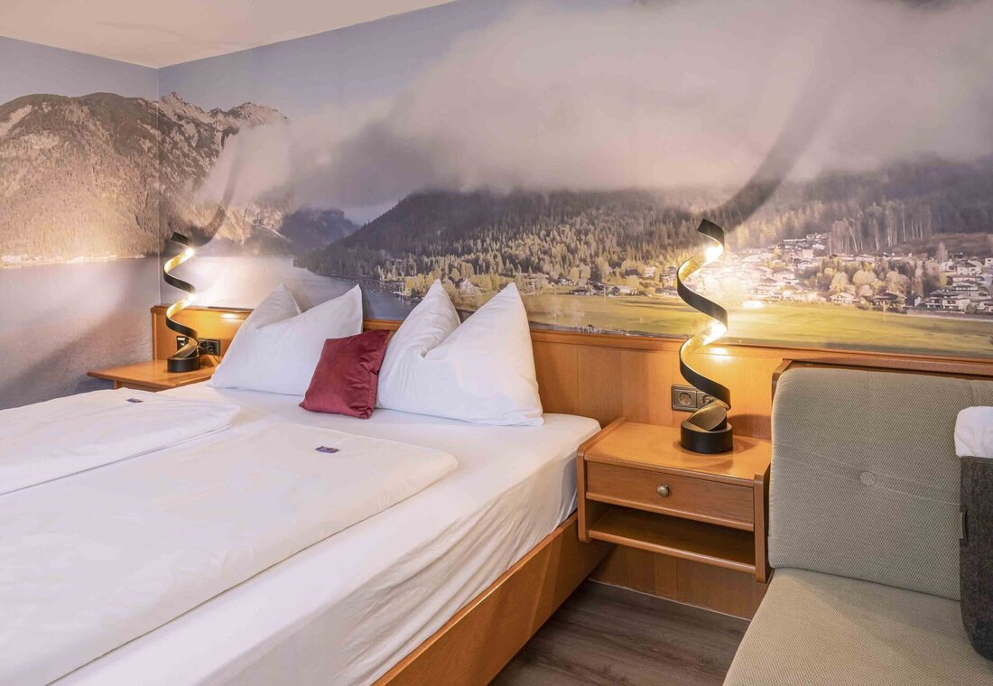 Doppelbett mit Sessel daneben