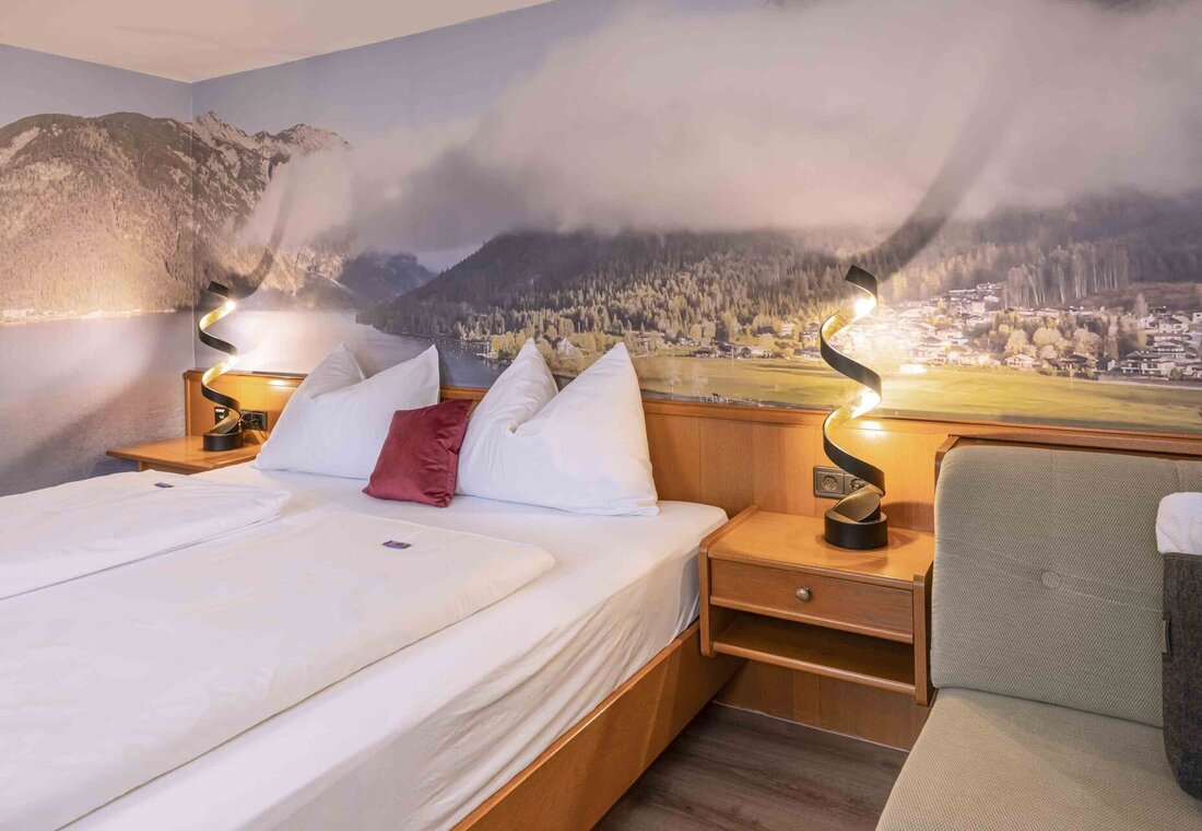 Doppelbett mit Sessel daneben