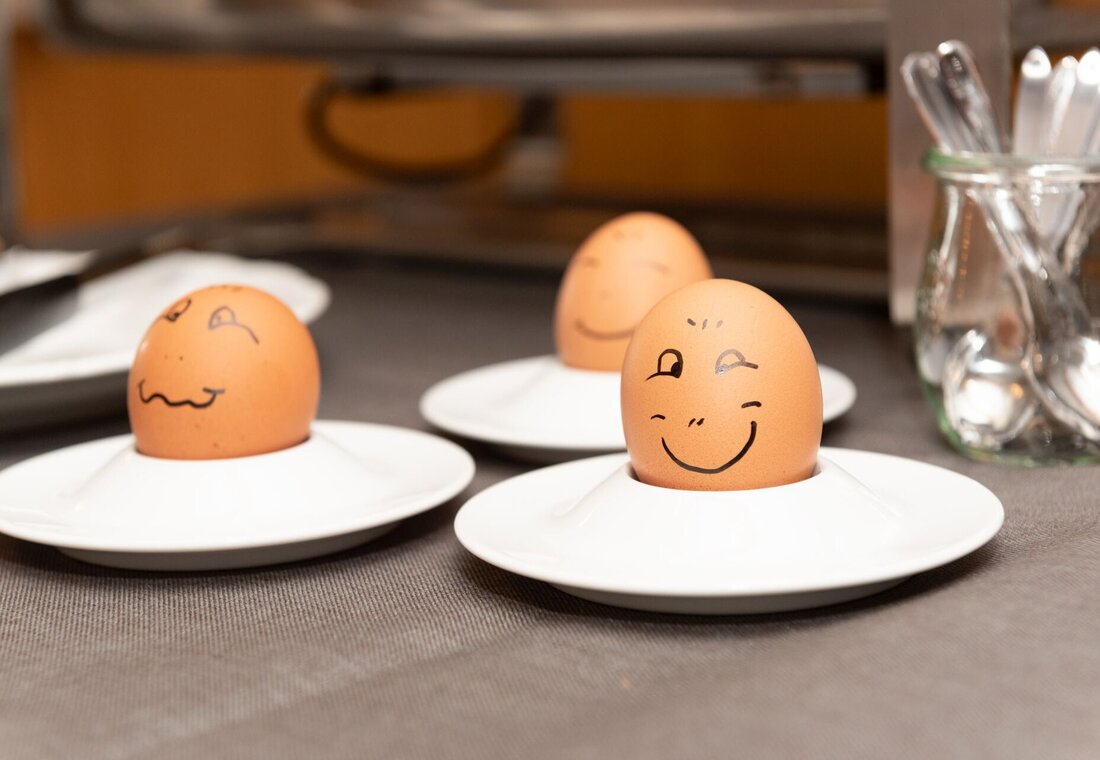 Drei Frühstückseier mit aufgemalten Gesichtern