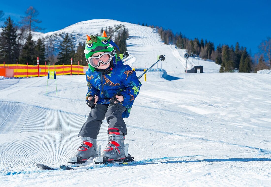 Kind beim Skifahren 