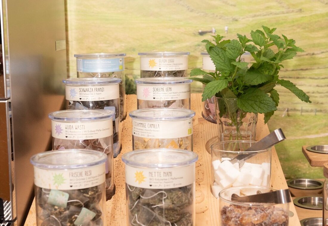 Verschiedene Tee Sorten in transparenten Behältern