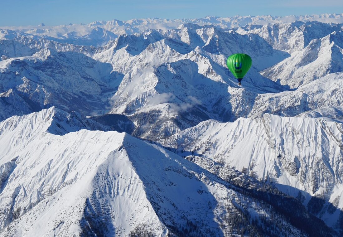 Heißluftballon über Bergpanorama