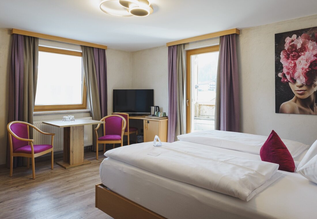 Familienzimmer mit Kunstprint und Sitzgelegenheit