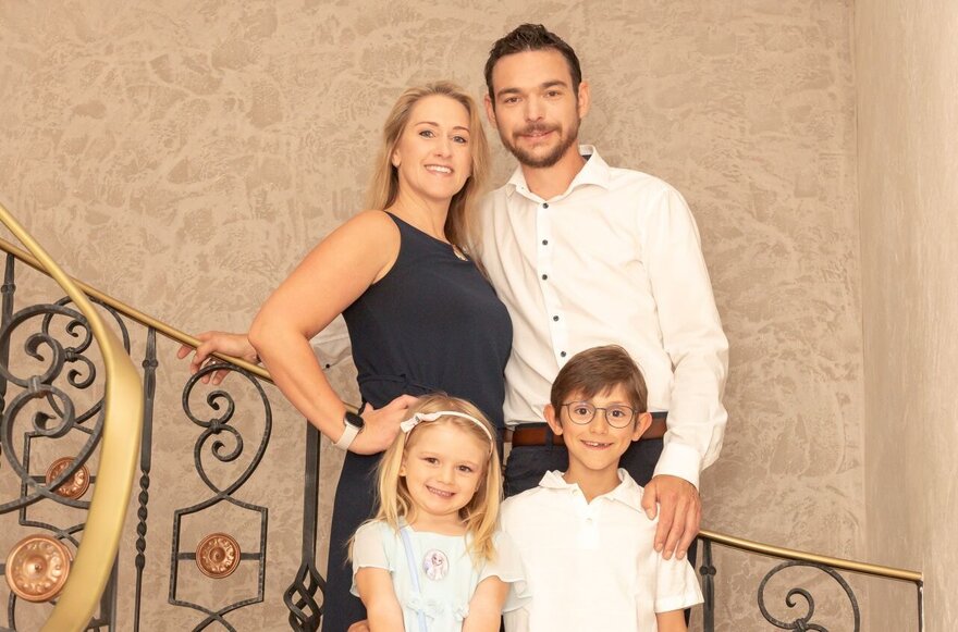 Gastgeberfamilie auf einer Treppe