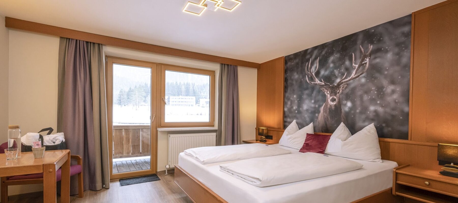 Bett mit großem Bild darüber