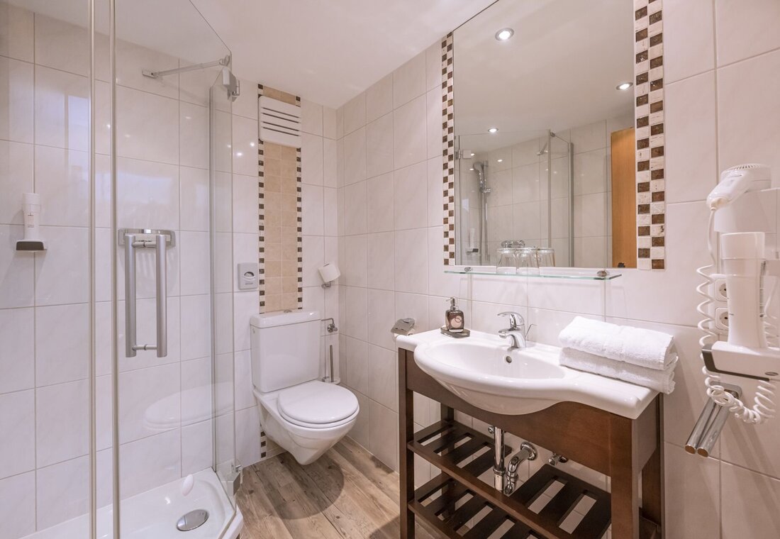 Badezimmer mit Toilette, Dusche und Waschbecken