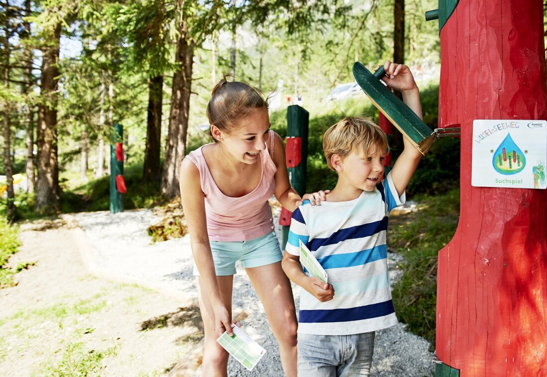 Kinder am Spielplatz