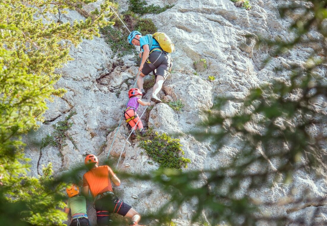 Familie bei einer Klettertour