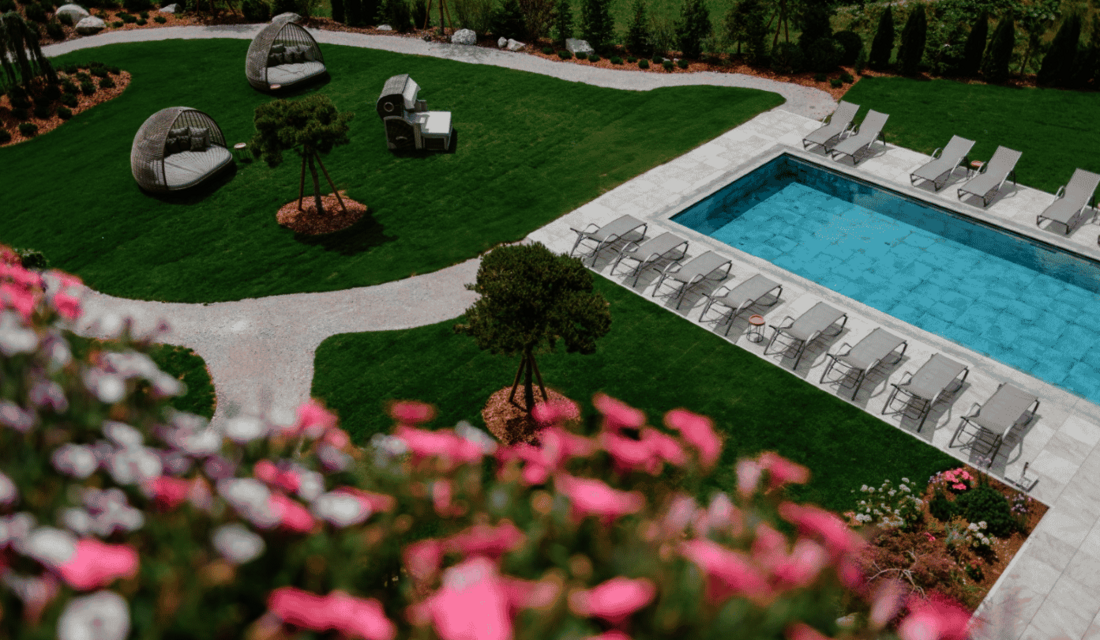 Garten und Pool mit Blumen