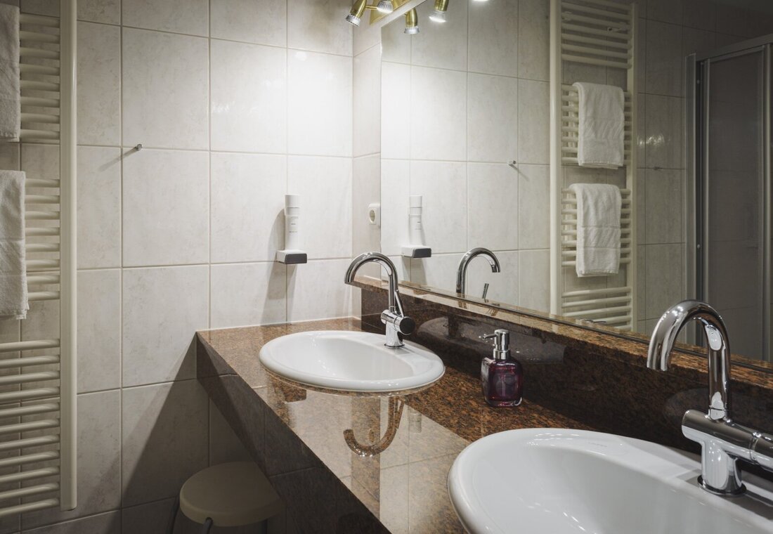 Badezimmer mit Doppelwaschbecken