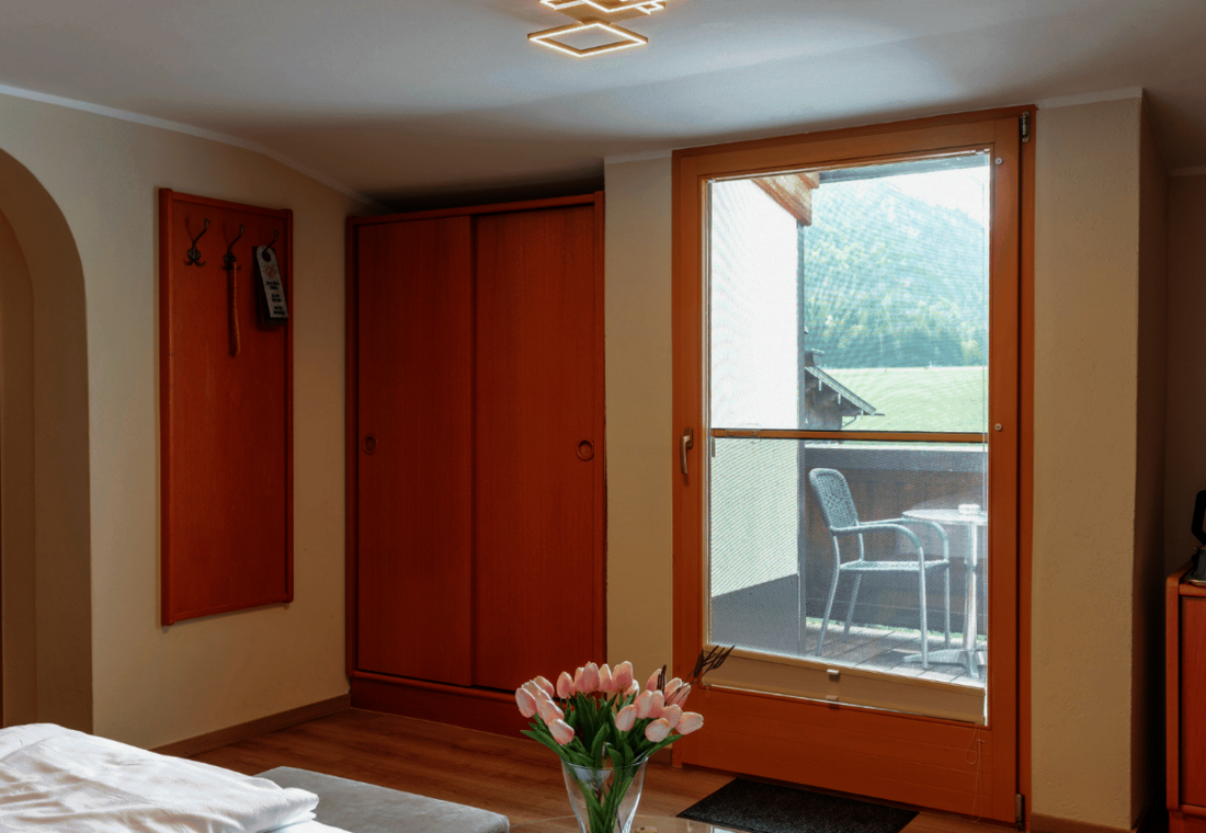 Kasten und Blick auf den Balkon