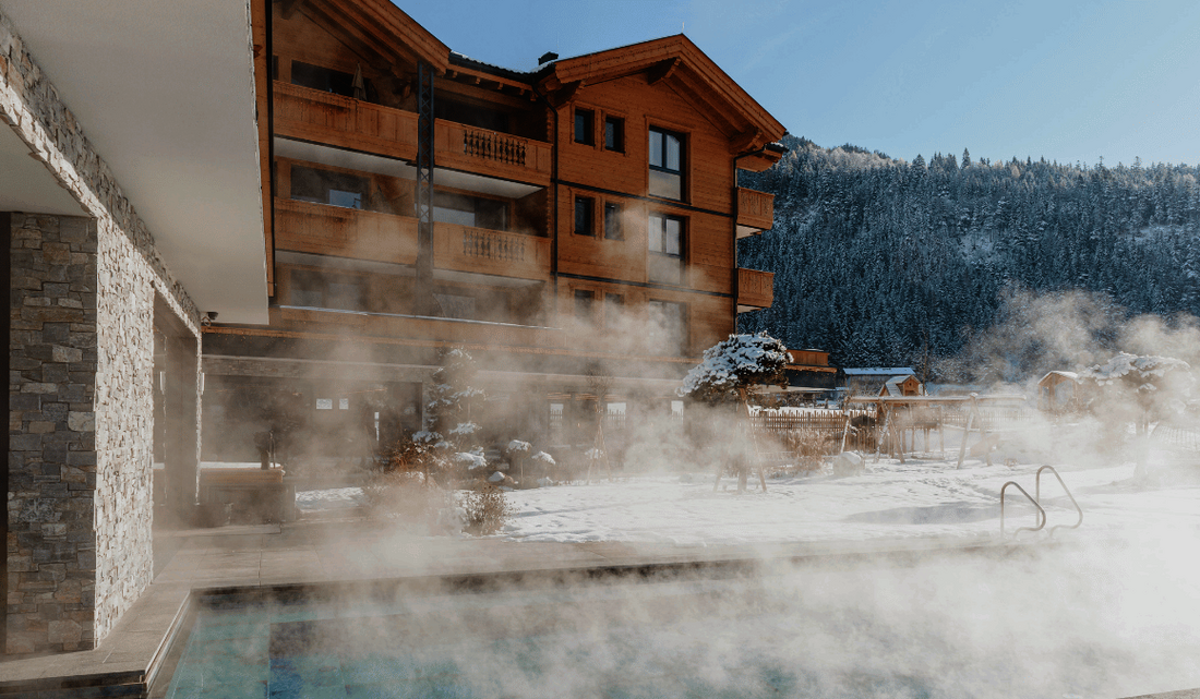 Schwimmbecken mit Wasserdampf im Winter