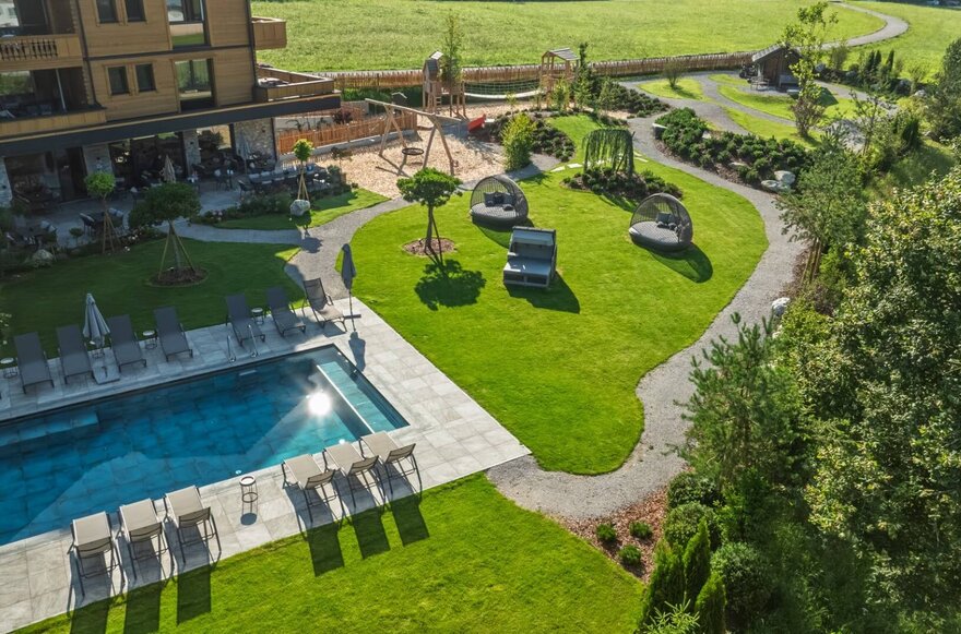Drohnenaufnahme vom Garten mit Pool