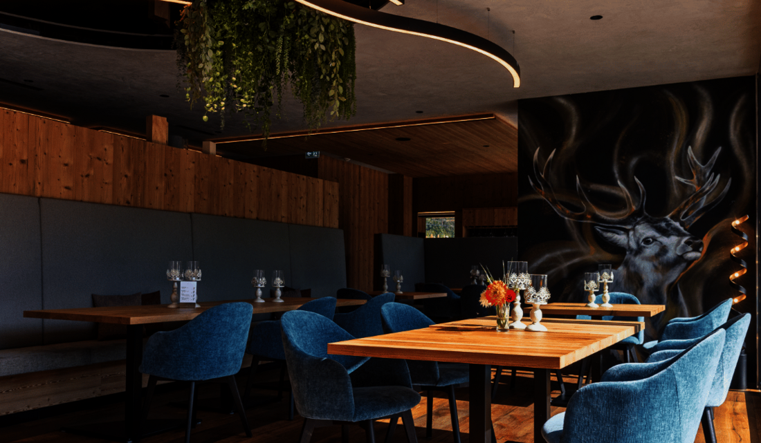 Tische im Restaurant mit Sonne