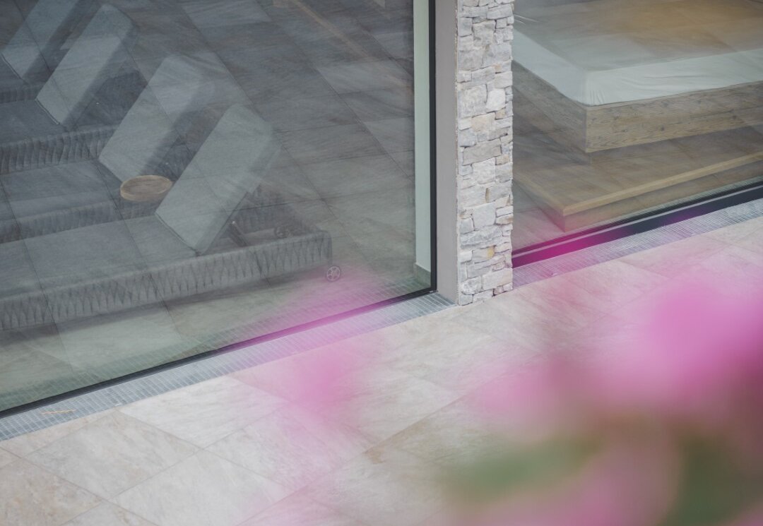 Sicht in den Ruheraum von draußen