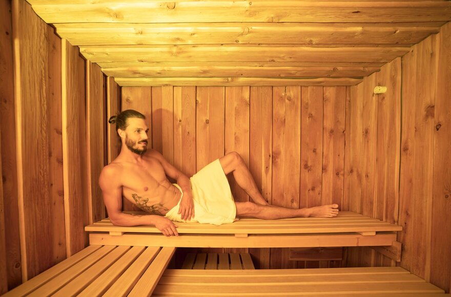 Mann liegt in der Sauna