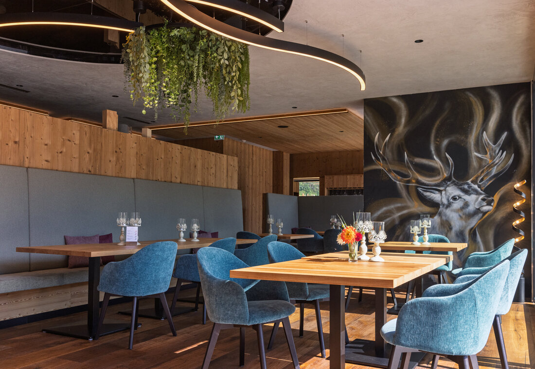 Tische im Restaurant mit Sonne