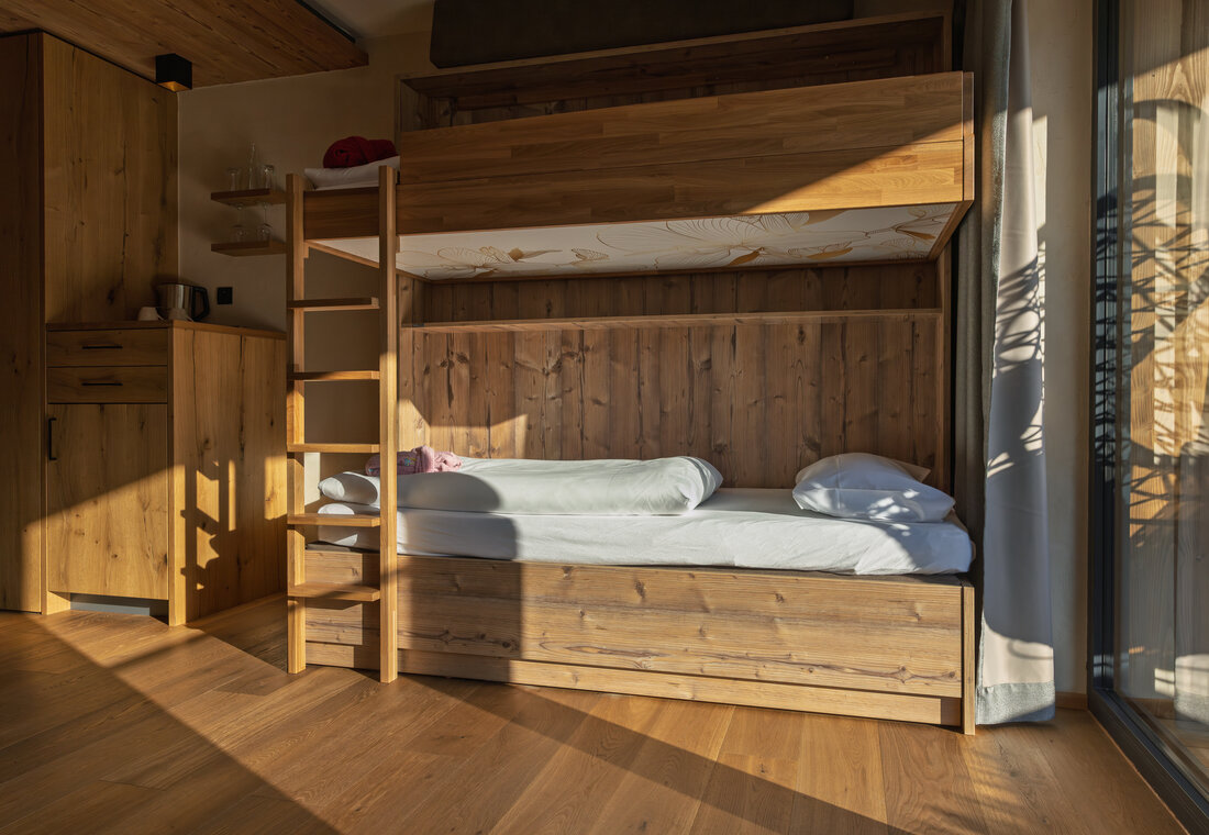 Stockbett in der Westside Suite mit Sonnenlicht