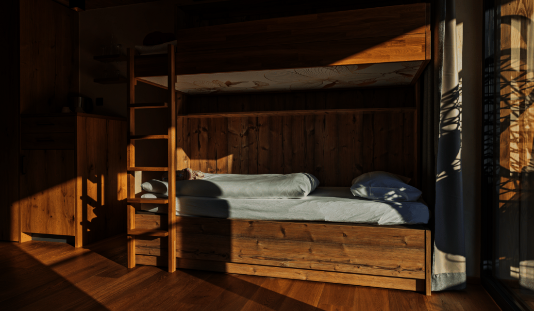Stockbett in der Westside Suite mit Sonnenlicht