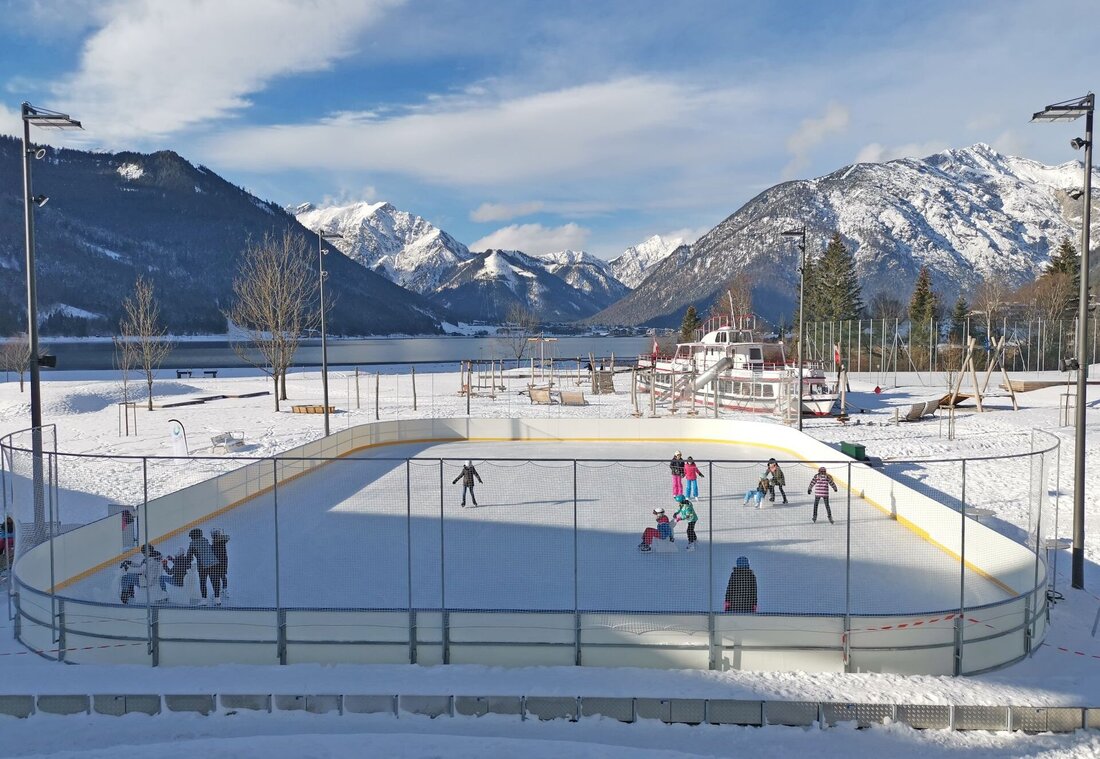 Eislaufplatz mit Bergpanorama