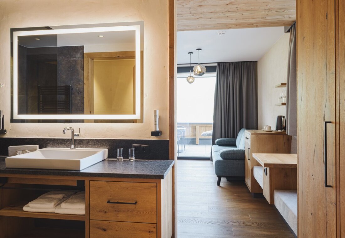 Waschbecken mit Blick auf Couch