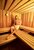 Paar engumschlungen in der Sauna