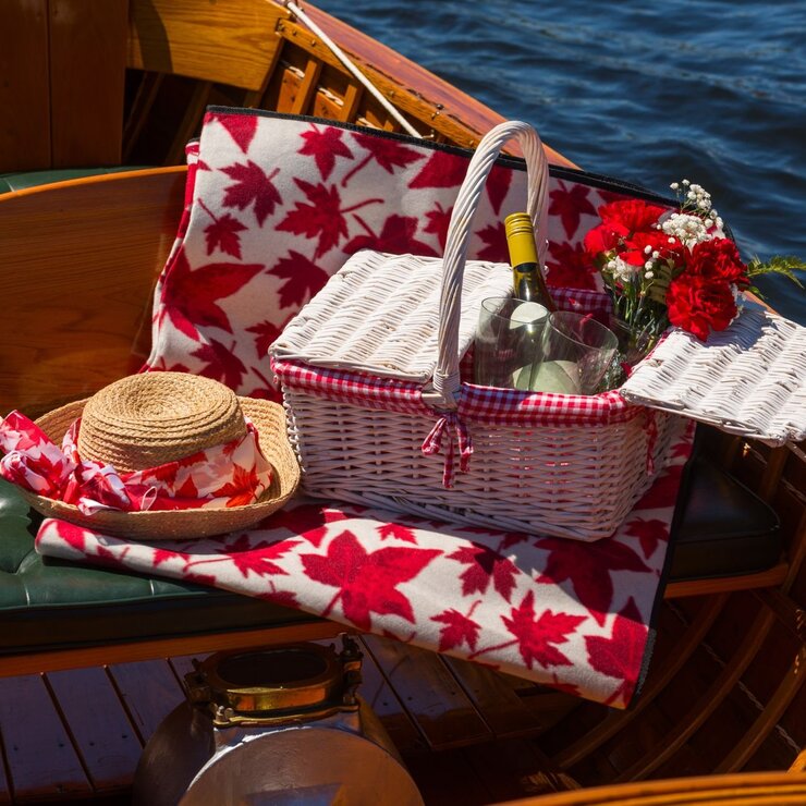 Picknickkorb auf einem Boot