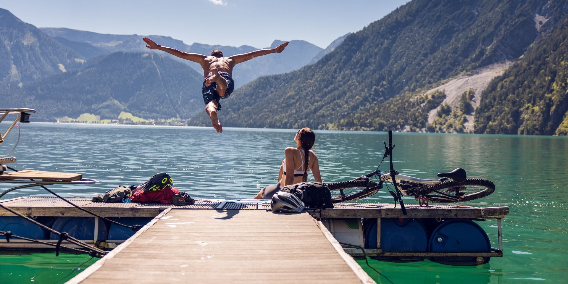 Mann springt in den Achensee