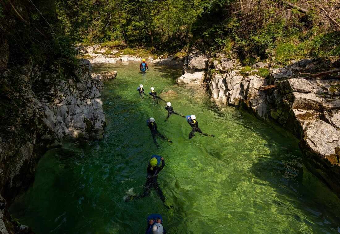 Personen schwimmen im Wildbach