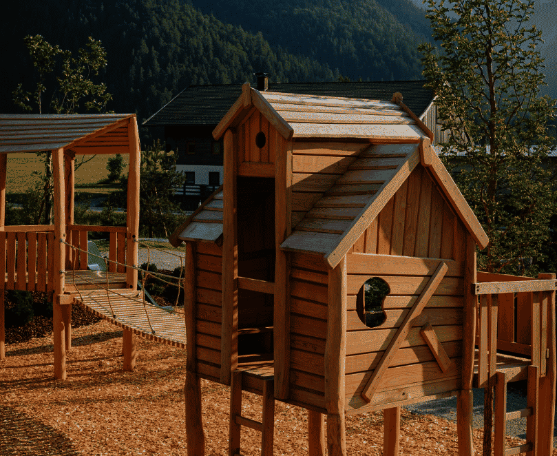 Holzspielplatz im Garten