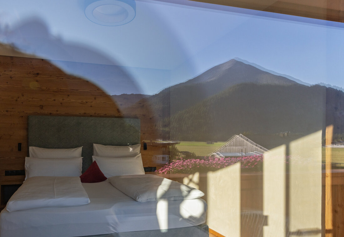 Juniorsuite mit Spiegelung der Berge und Blumen