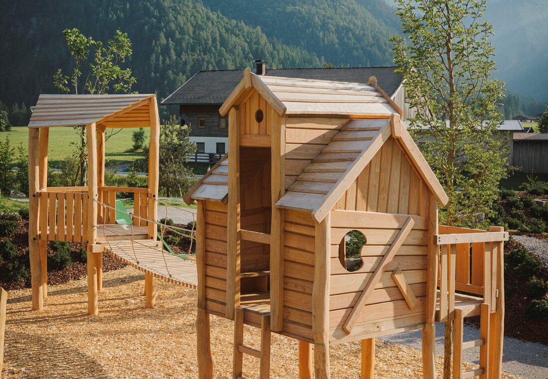 Holzspielplatz im Garten