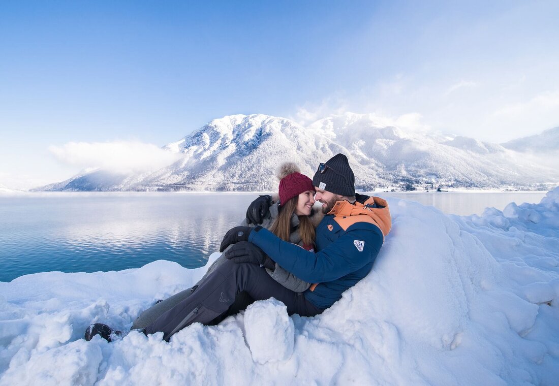 Verliebtes Paar im Schnee vor dem Achensee