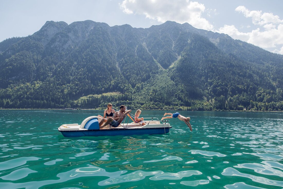 Familie fährt Tretboot am Achensee