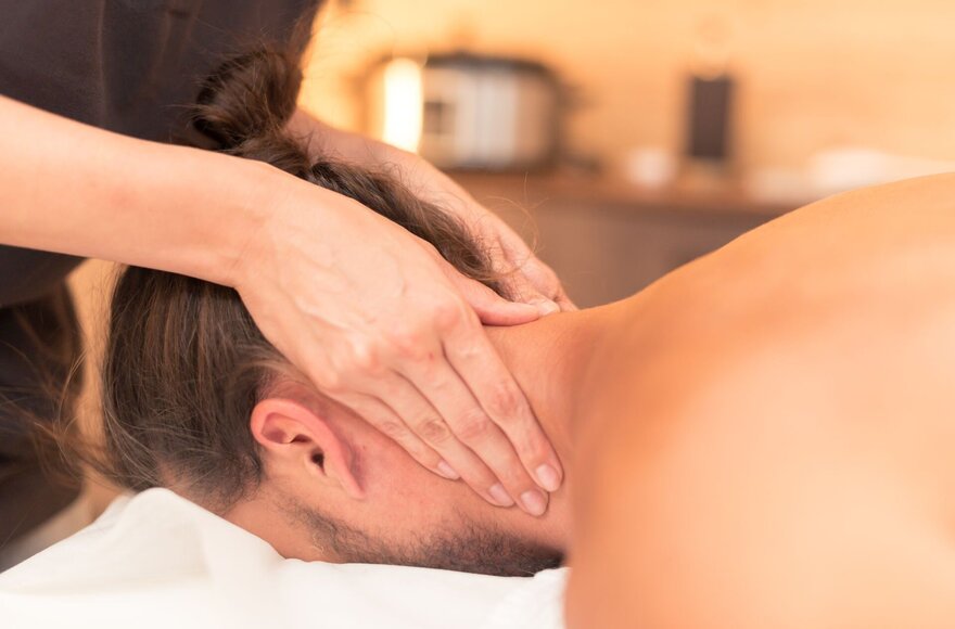 Mann bekommt Nackenmassage