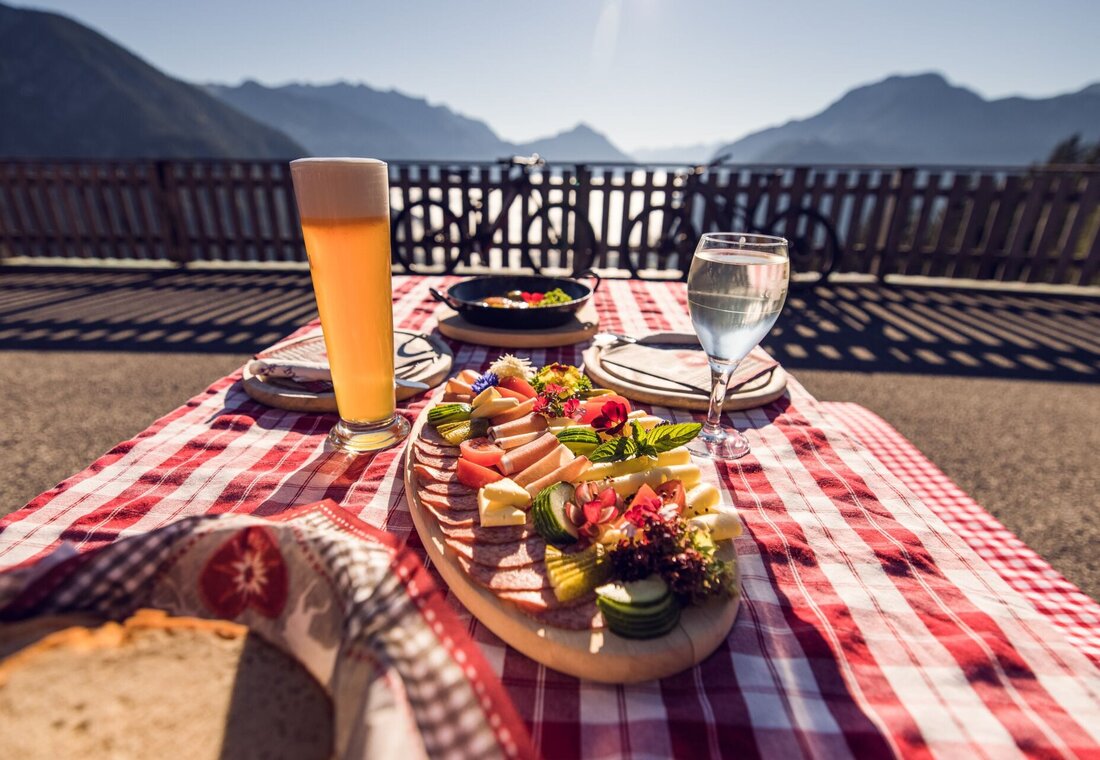 Gedeckter Tisch mit Wurstplatte und Getränken