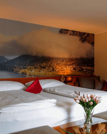 Doppelbett mit Fotowand und Spiegel