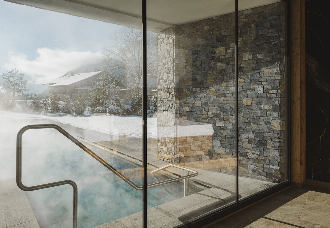 Einstieg in den Pool von drinnen