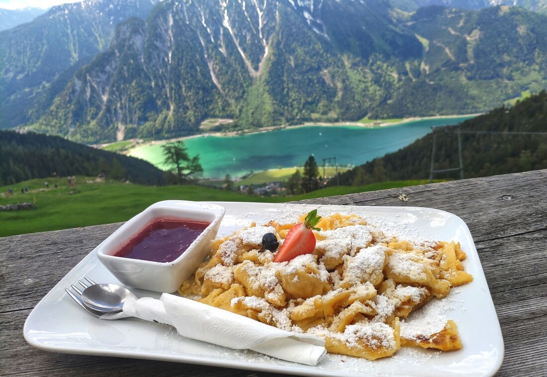 Kaiserschmarren auf einem Teller mit dem Achensee im Hintergrund